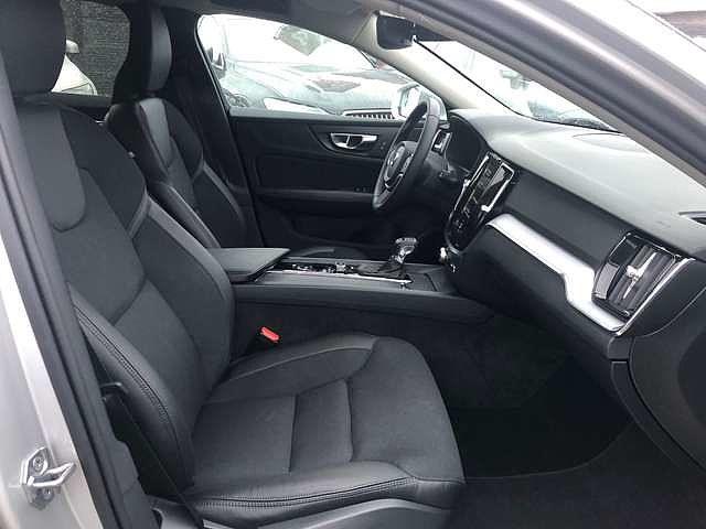 Volvo V60 D4 190PK Momentum Automaat 'Navigatie/Camera'
