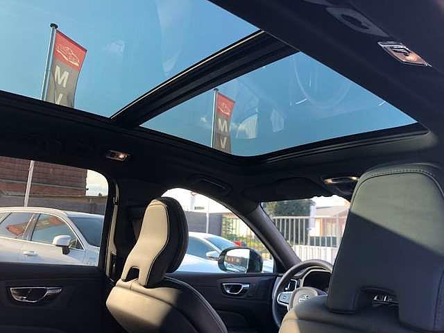 Volvo XC60 T4 R-Design 'Navi/Pano Dak/Alu 21'/Camera/Keyless'