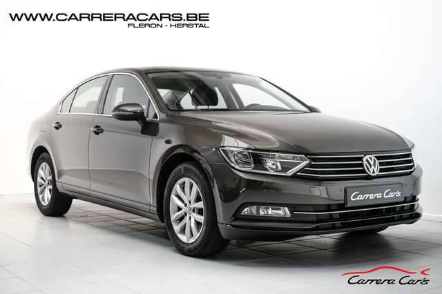 Volkswagen Passat 1.6 CRTDi Highline|NAVIKEYLESSREGUPDCCLIMA|