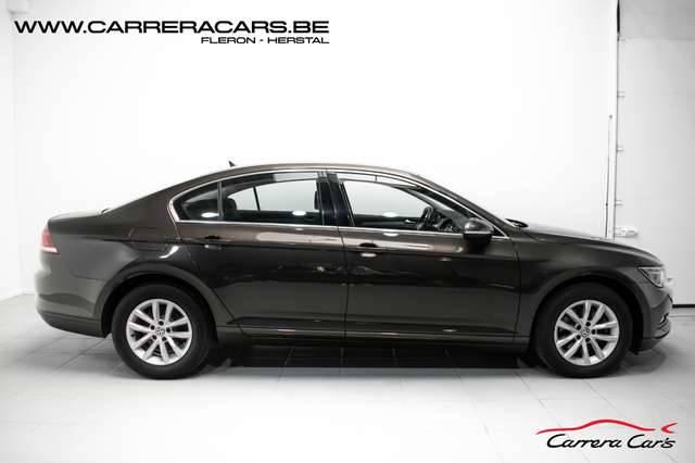 Volkswagen Passat 1.6 CRTDi Highline|NAVIKEYLESSREGUPDCCLIMA|