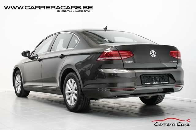 Volkswagen Passat 1.6 CRTDi Highline|NAVIKEYLESSREGUPDCCLIMA|