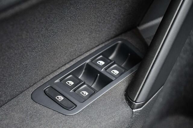 Volkswagen Golf 1.0 TSI Join - NAVI / BLUETOOTH / CRUISE CONTROL