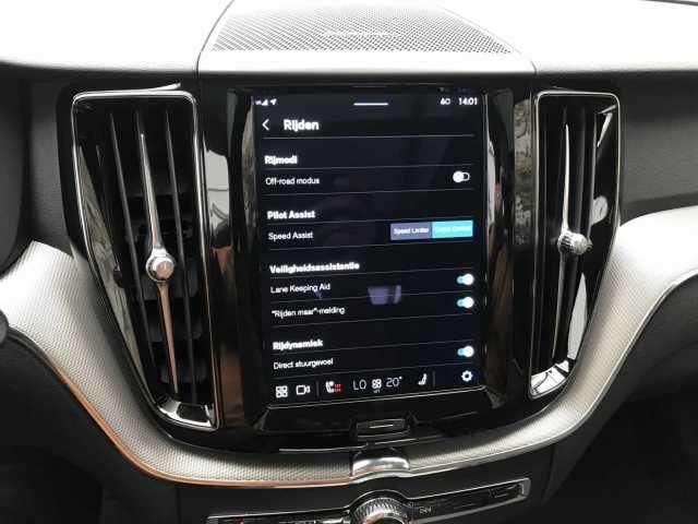 Volvo XC60 B4 R-DESIGN + PANODAK + WINTER + CAM + ...