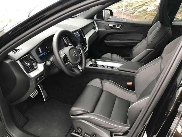 Volvo XC60 B4 R-DESIGN + PANODAK + WINTER + CAM + ...