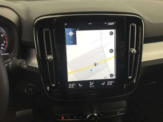 Volvo XC40 T3 MOMENTUM PRO + ACC + LIGHT + ...
