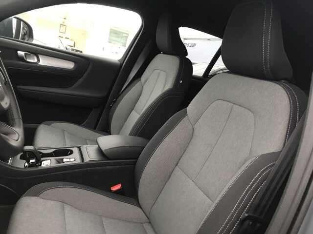 Volvo XC40 T3 MOMENTUM PRO + ACC + LIGHT + ...