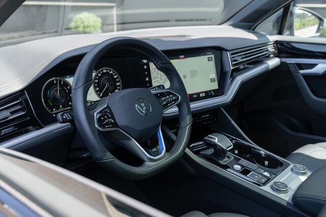 Volkswagen Touareg 3.0 TSI e-Hybrid R-Line | Pano | Keyless | Luchtvering | Virtual | Sfeer | Lane & Side | Stoel verwarming + verkoeling | Camera | ACC | DCC | 