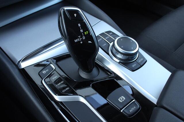 BMW 5-Serie Touring 520i Executive NAVI LED STOELVW CAMERA LED '18