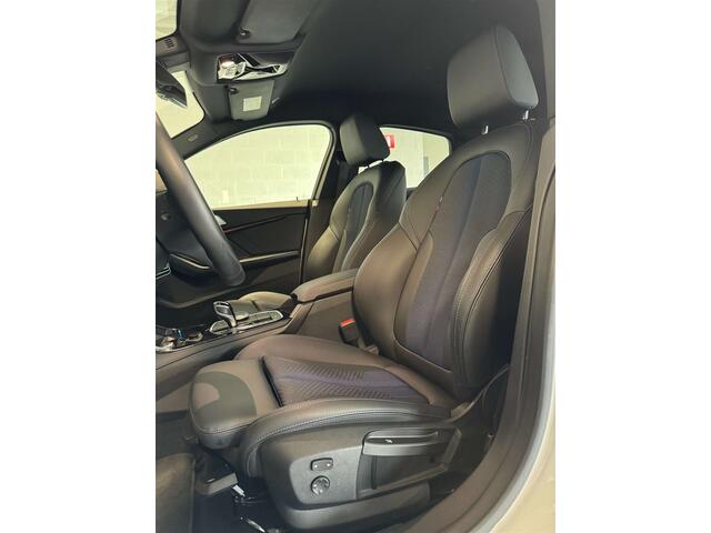 BMW 2-Serie 218iA- M-Pakket - Apple CarPLay - LED - 19