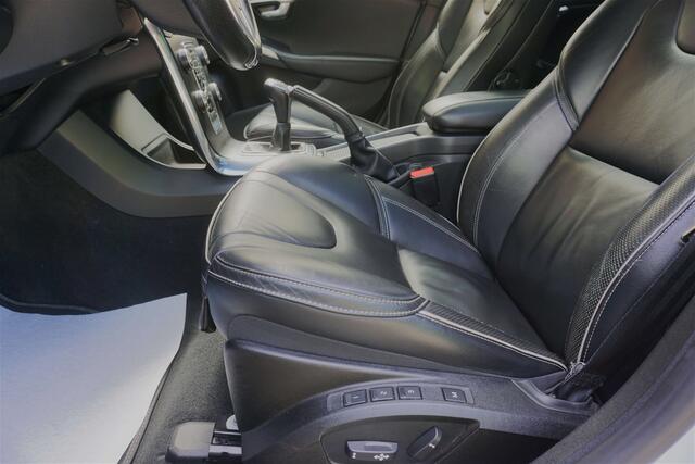 Volvo V40 2.0 D4 R-Design Navi-Camera-Airco- Pano- Garantie
