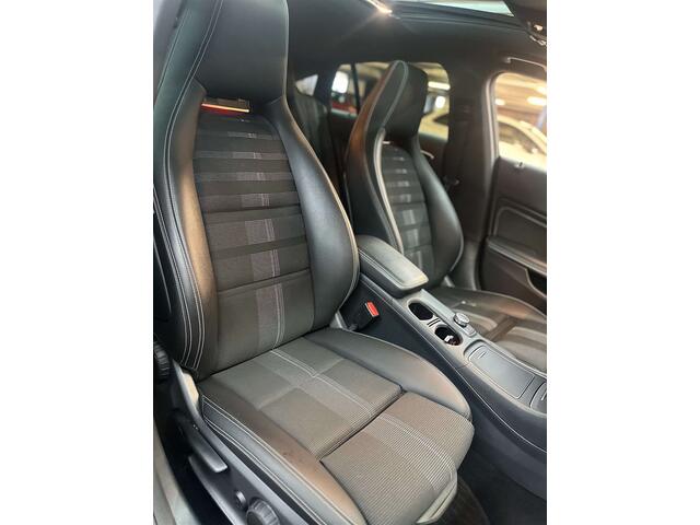 Mercedes-Benz CLA-Klasse da // Toit Pano // Camera