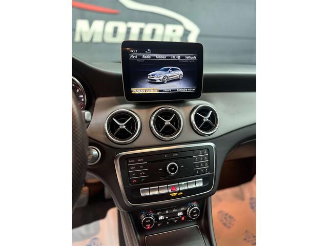 Mercedes-Benz CLA-Klasse da // Toit Pano // Camera
