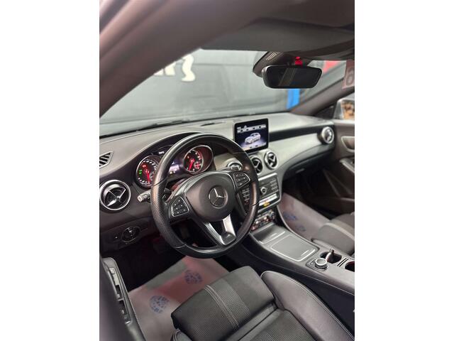 Mercedes-Benz CLA-Klasse da // Toit Pano // Camera