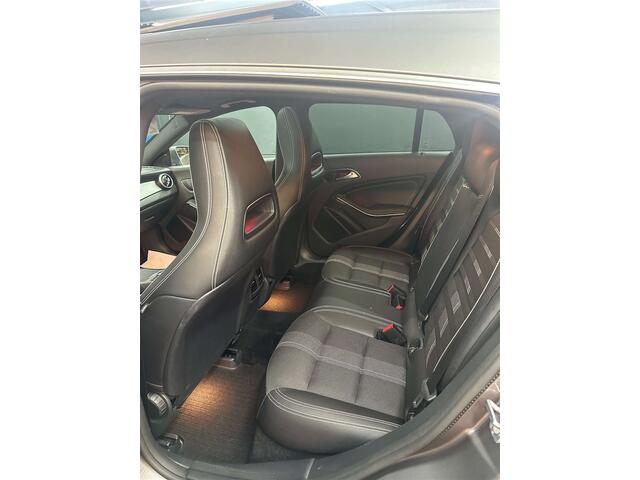 Mercedes-Benz CLA-Klasse da // Toit Pano // Camera