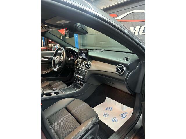 Mercedes-Benz CLA-Klasse da // Toit Pano // Camera