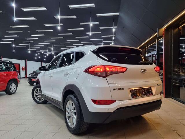 Hyundai Tucson blue 1.7 CRDi 2WD Intro EditionCAMERANAVIGATIE