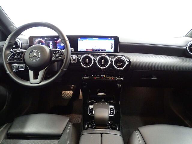 Mercedes-Benz A-Klasse 180 d 7GTRONIC FULL LED-NAVI-WIDESCREEN-PARKTRONIC
