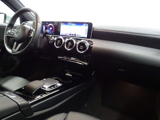 Mercedes-Benz A-Klasse 180 d 7GTRONIC FULL LED-NAVI-WIDESCREEN-PARKTRONIC
