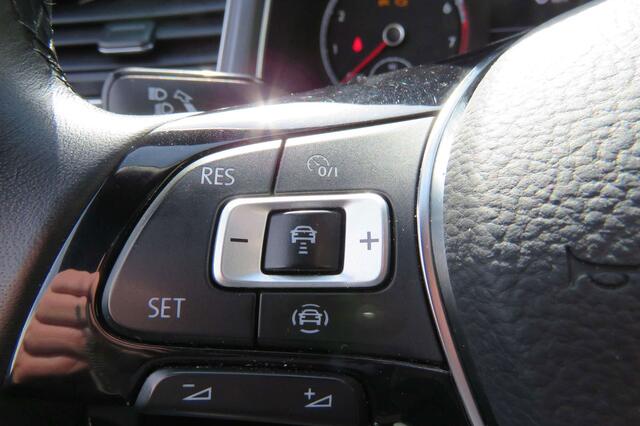 Volkswagen T-ROC TSI Style - Navi - Parkeerhulp - Alu - Windscherm