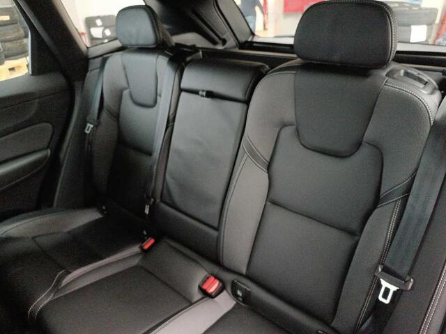Volvo XC60 II Plus, B4 Mild-Hybrid, Benzin, Dark