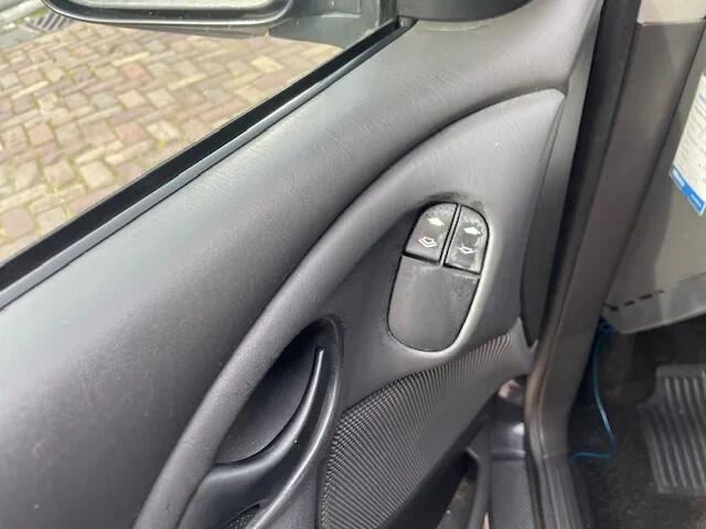 Ford Focus 1.6-16V Futura Leder 138 DKM NAP Airco Nw ApK