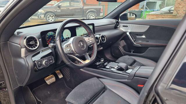 Mercedes-Benz CLA-Klasse 180 AMG LINE PACK NIGHT / AUTO / PANO / CAM / FULL LED