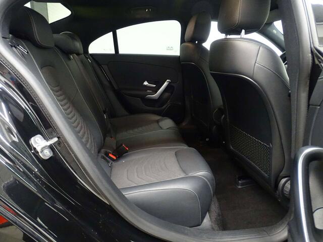 Mercedes-Benz CLA-Klasse 180 d Sedan LuxuryLine GTRONIC LED-NAVI-CAMERA-PTS