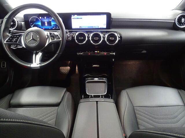 Mercedes-Benz CLA-Klasse 180 d Sedan LuxuryLine GTRONIC LED-NAVI-CAMERA-PTS