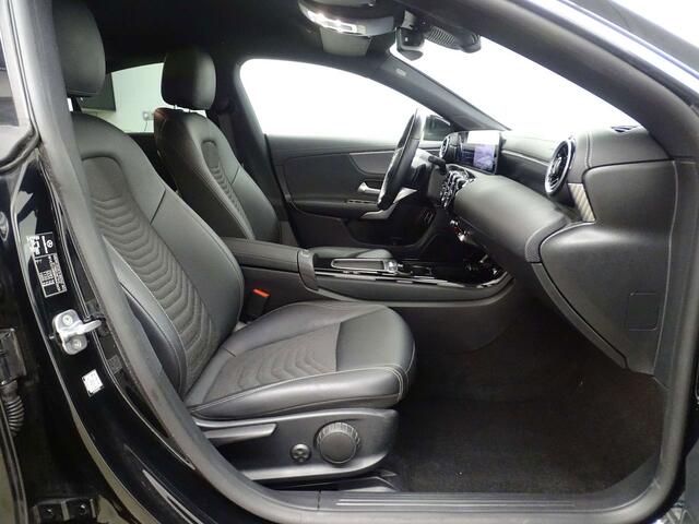 Mercedes-Benz CLA-Klasse 180 d Sedan LuxuryLine GTRONIC LED-NAVI-CAMERA-PTS
