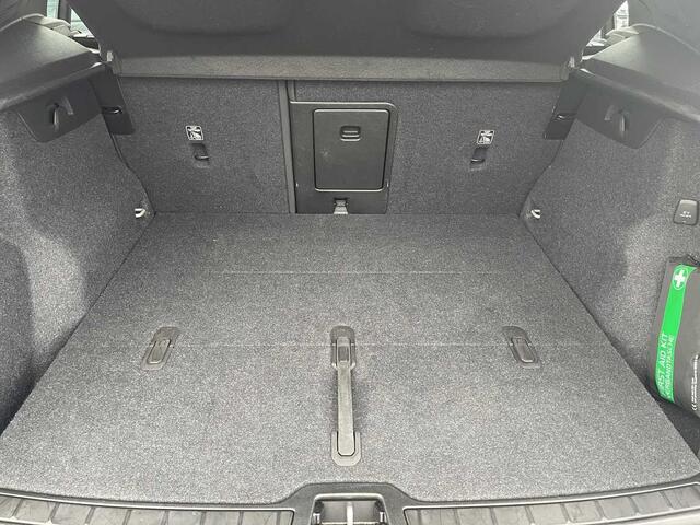 Volvo XC40 Plus, B4 Mild hybride, Benzine, Dark
