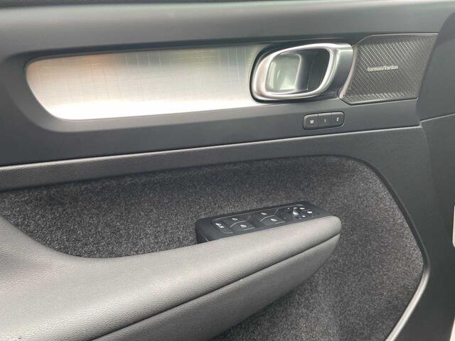 Volvo XC40 Plus, B4 Mild hybride, Benzine, Dark
