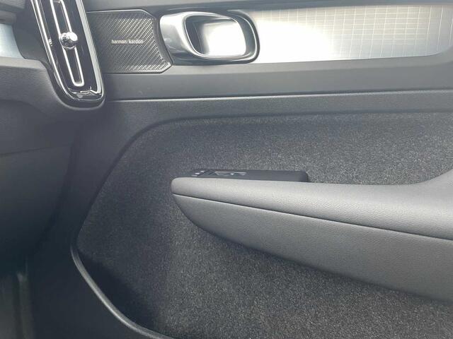 Volvo XC40 Plus, B4 Mild hybride, Benzine, Dark