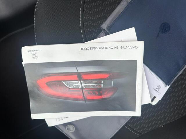 Peugeot 208 1.2 PureTech Style20145-deursNaviNAP 1 jaar APK