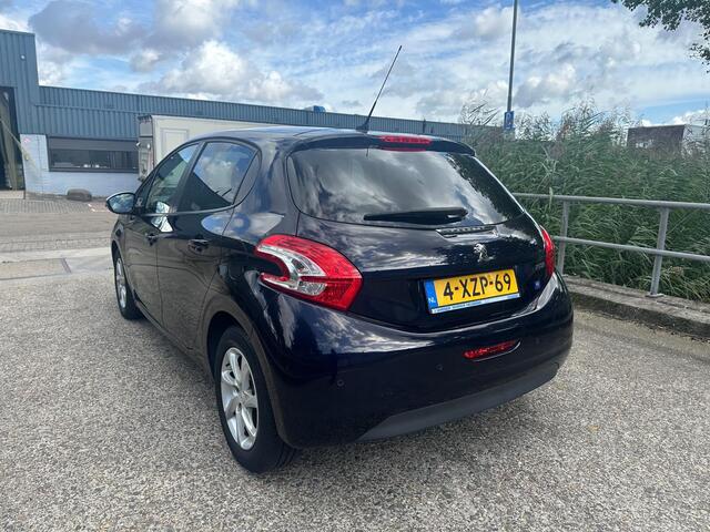 Peugeot 208 1.2 PureTech Style20145-deursNaviNAP 1 jaar APK