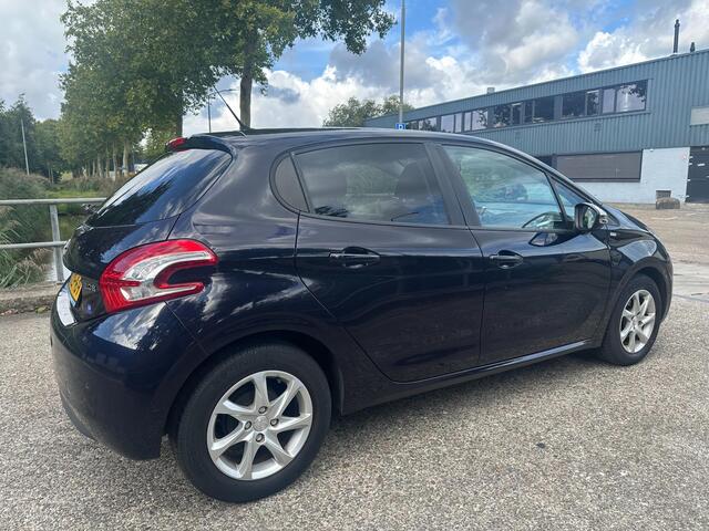 Peugeot 208 1.2 PureTech Style20145-deursNaviNAP 1 jaar APK