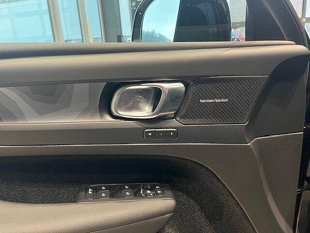 Volvo XC40 Recharge Ultimate, T4 plug-in hybrid, Électrique/essence, Dark