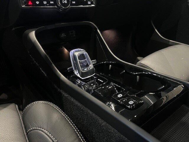 Volvo XC40 Recharge Ultimate, T4 plug-in hybrid, Électrique/essence, Dark