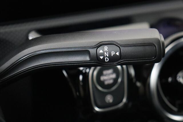 Mercedes-Benz CLA-Klasse 200 PROGRESSIVE iA DCT SEDAN PROGRESSIVE iA DCT + GPS + PDC + HALF-LEDER + ALU 18