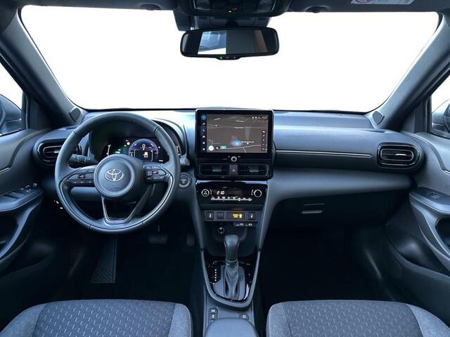 Toyota Yaris Dynamic Plus bi-tone cam nav s