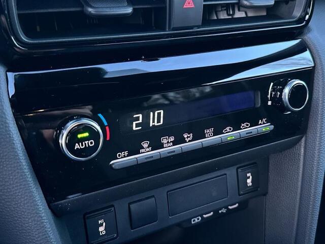 Toyota Yaris Dynamic Plus bi-tone cam nav s