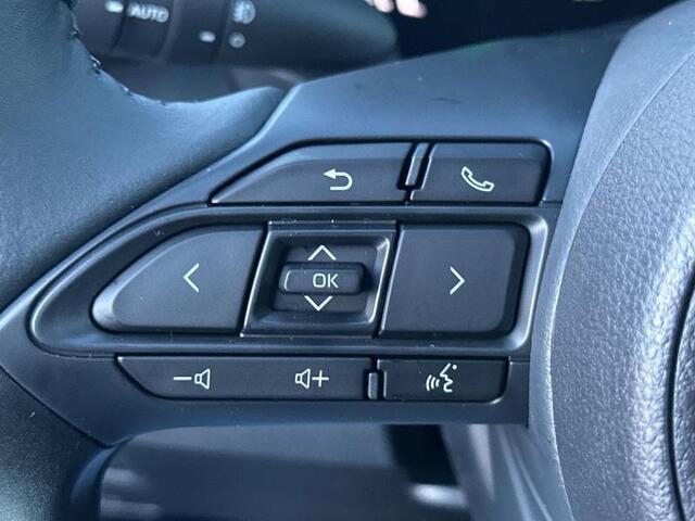 Toyota Yaris Dynamic Plus bi-tone cam nav s