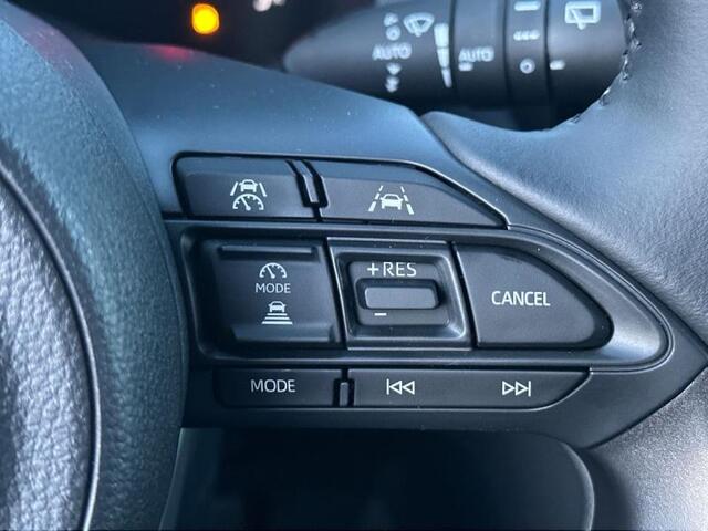 Toyota Yaris Dynamic Plus bi-tone cam nav s