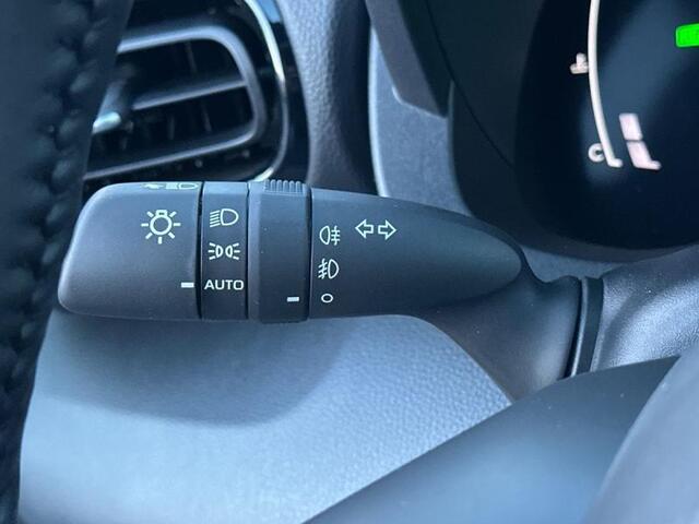 Toyota Yaris Dynamic Plus bi-tone cam nav s
