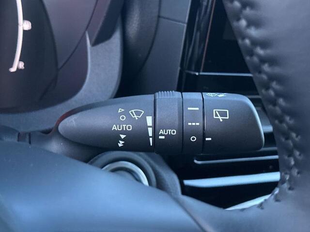Toyota Yaris Dynamic Plus bi-tone cam nav s