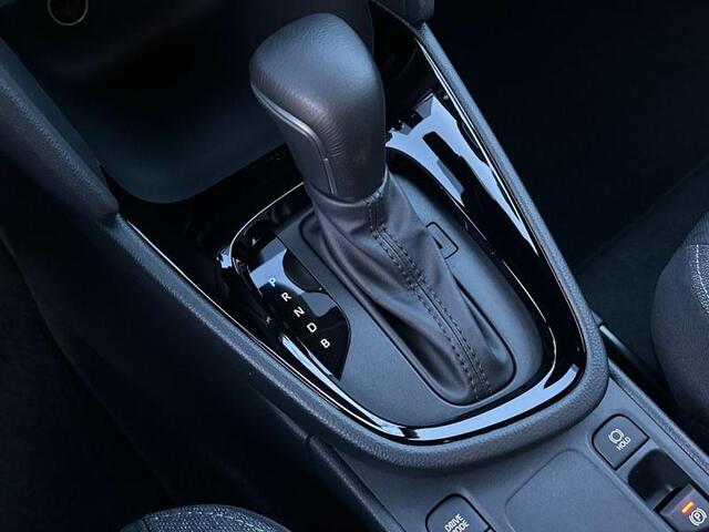 Toyota Yaris Dynamic Plus bi-tone cam nav s