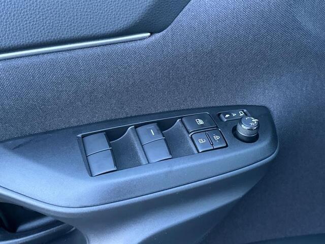 Toyota Yaris Dynamic Plus bi-tone cam nav s