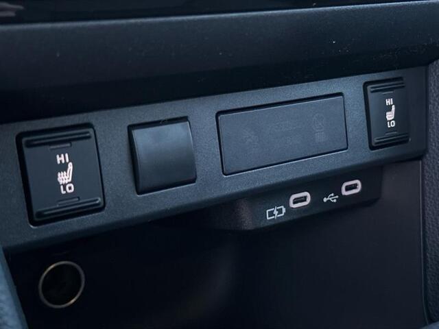 Toyota Yaris Dynamic Plus bi-tone cam nav s