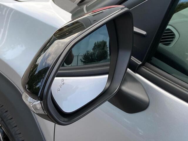 Toyota Yaris Dynamic Plus bi-tone cam nav s