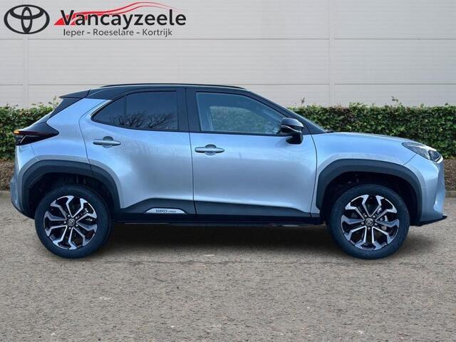 Toyota Yaris Dynamic Plus bi-tone cam nav s