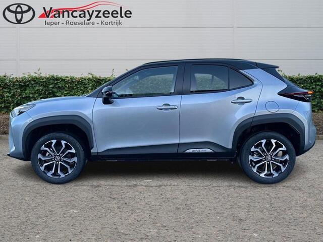Toyota Yaris Dynamic Plus bi-tone cam nav s